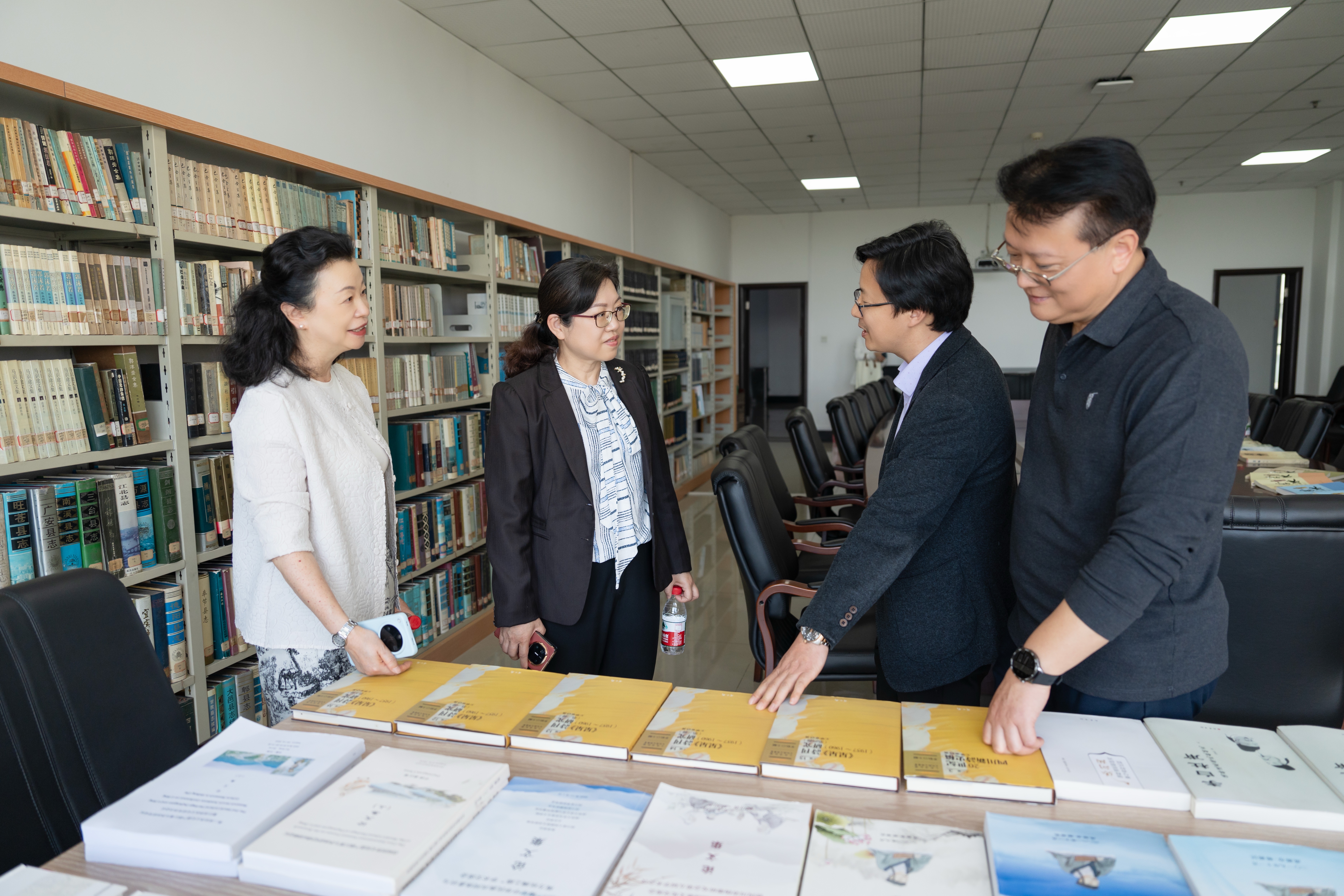 省社科联党组书记、副主席屈晓华一行来校调研指导